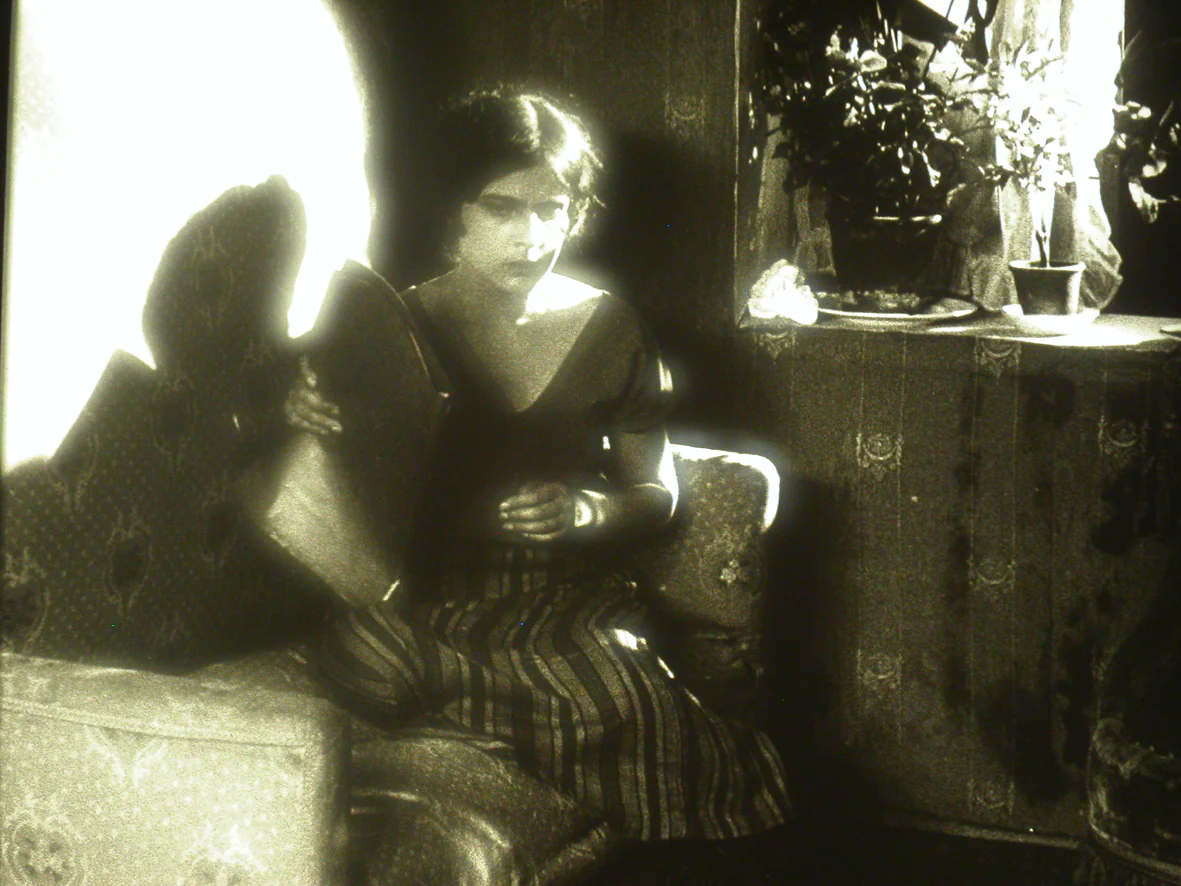 La Vendeuse de cigarettes de Mosselprom de Iouri Jeliaboujski - DVD - Image 2